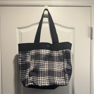 Thirty-One Gifts Deluxe Utility Tote in a black and white plaid pattern
